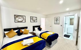 2 Bed, 2 Bath, Ground Floor Whole Apartment With Parking, Near Central London & Stratford, Close To Station, Zone 2